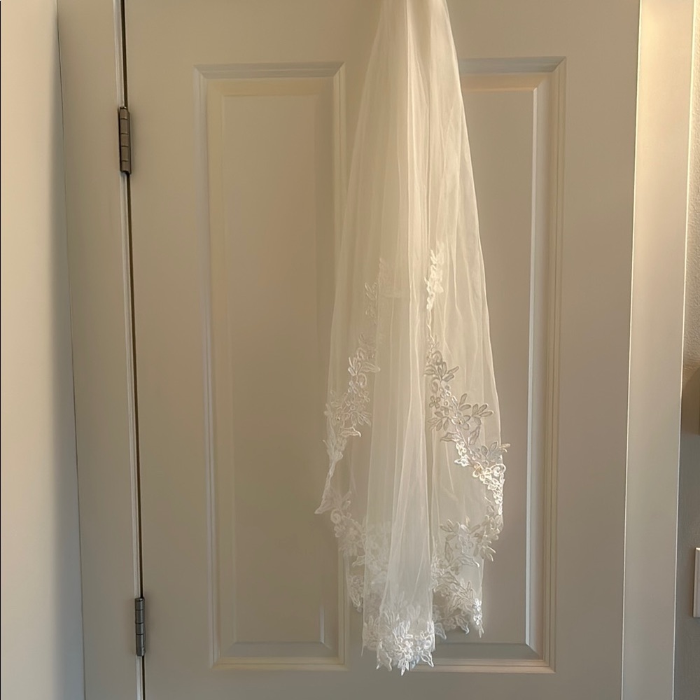 Elegant White Lace Bridal Veil